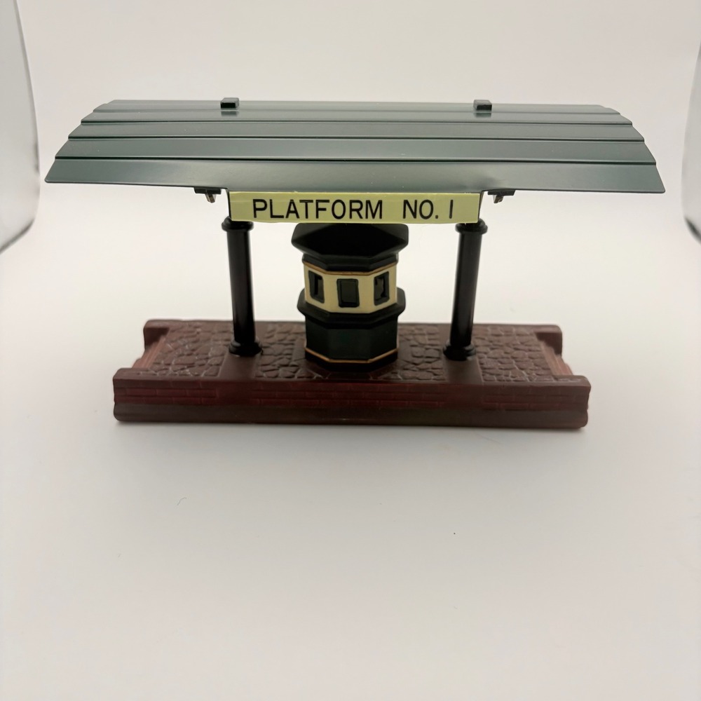 Dept 56 Heritage Village Victoria Station Train Platform Green Brown 5575-1 - Picture 1 of 7